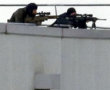 Terroristas suspeitos de ataque ao jornal Charlie Hebdo são mortos por forças de segurança na França Atiradores de elite da França (Ag. Reuters)